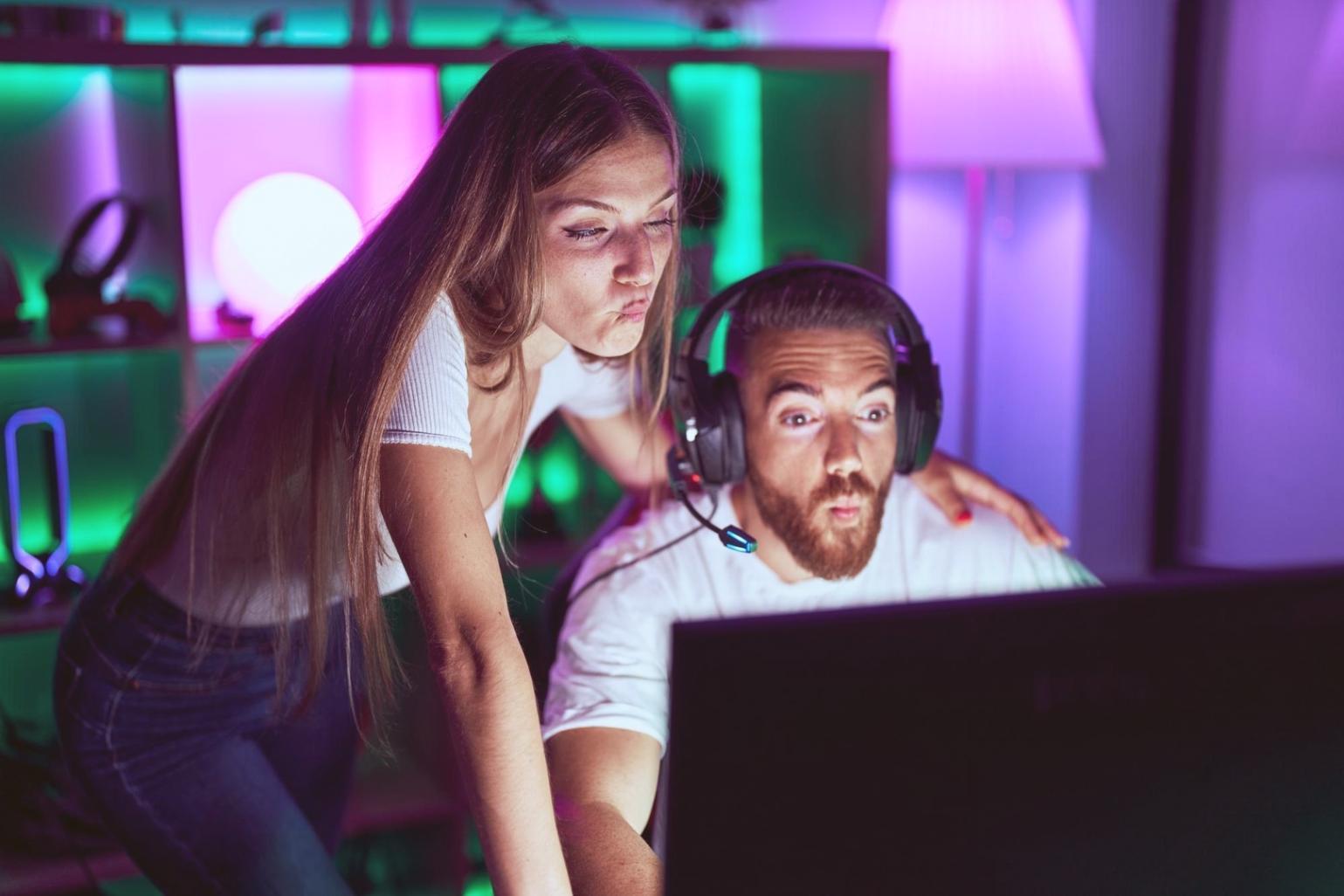 Instructor explicando conceptos técnicos en sesión en vivo